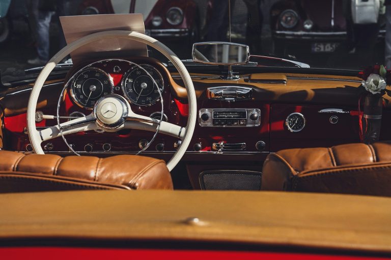 Klassisches Oldtimer-Armaturenbrett mit Lederausstattung
