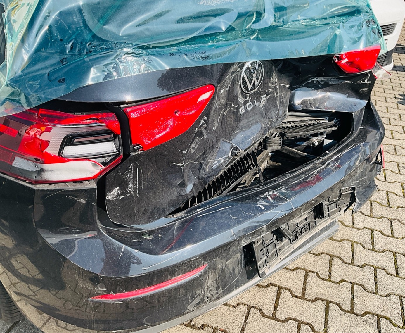 Unfallgutachten Neuwied – Sachverständiger dokumentiert Schaden vor Ort